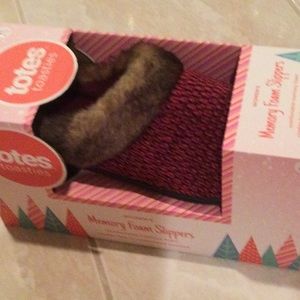 New totes Memory foam slippers